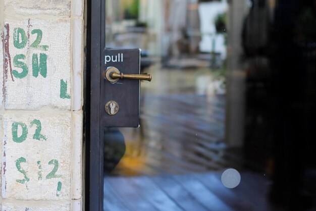 Foto reflexão em porta fechada com texto de puxa