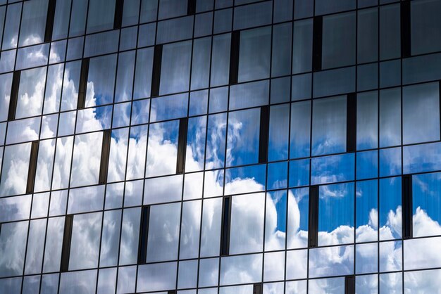 Reflexão no céu azul do edifício com nuvens claras