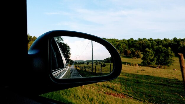 Foto reflexão no espelho lateral do automóvel contra o céu