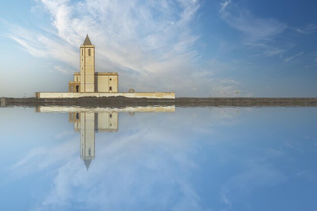 Reflexão serena da igreja na água em Cabo de Gata