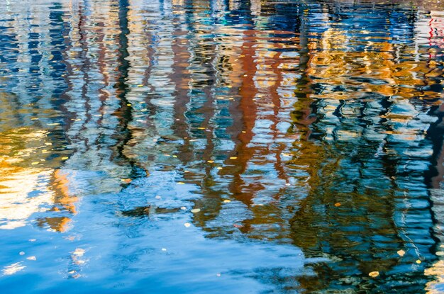 Reflexão vibrante dos coloridos edifícios ao longo do canal em Amsterdã, na Holanda