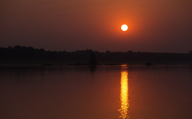 Reflexión al atardecer en el río