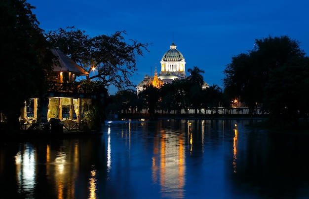 Reflexión Ananda Samakhom Throne Hall al atardecer en el zoológico de Dusit