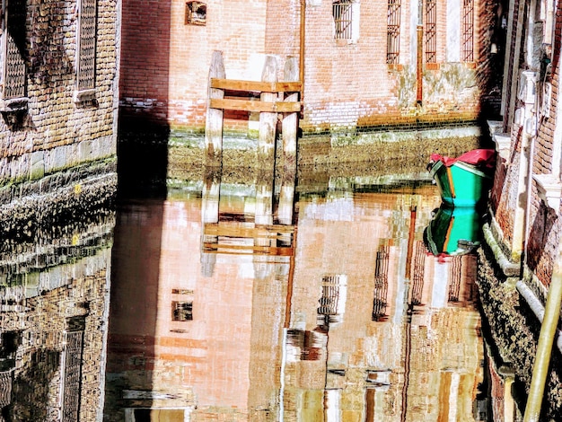 Foto reflexión de un antiguo edificio en el canal