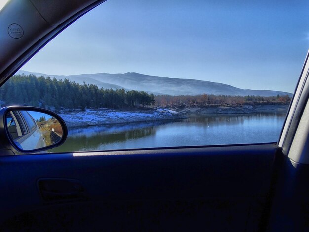 Foto reflexión de los árboles en el lago contra el cielo