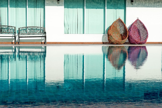 Foto reflexión del azul y la piscina en el lago