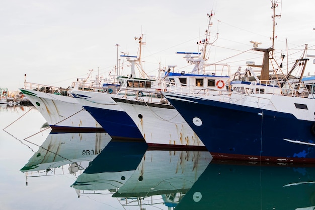 Reflexión de los barcos en el mar