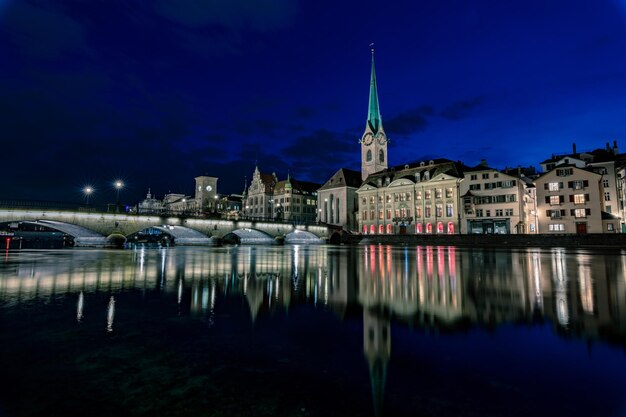 Foto reflexion beleuchteter gebäude im wasser