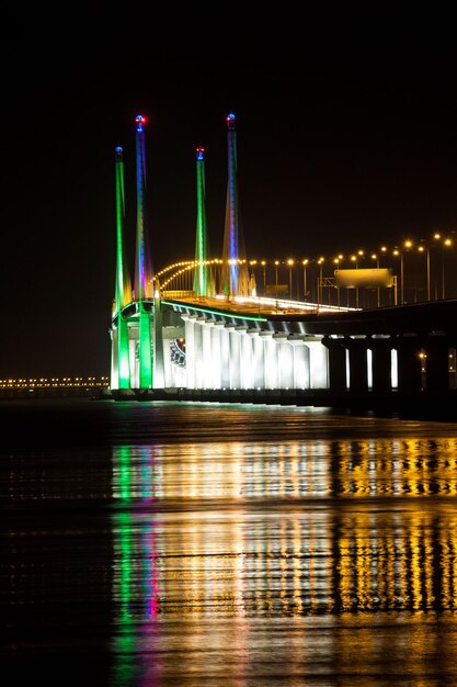 Foto reflexion beleuchteter gebäude nachts im wasser