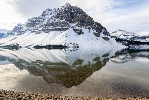 Reflexión de Bow Lake en el Parque Nacional Banff, Alberta, Canadá