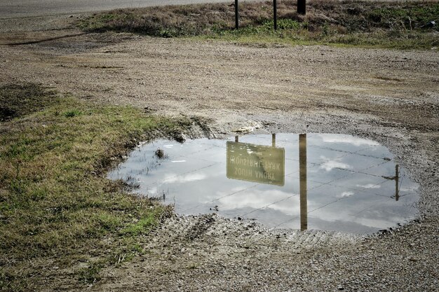 Foto reflexión en el charco en el camino de tierra.