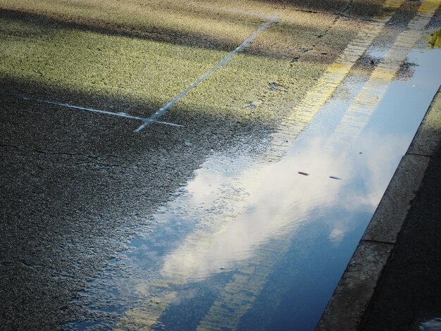 Reflexión del cielo en el charco en el sendero