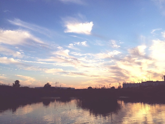 Foto reflexión del cielo en el río durante la puesta de sol