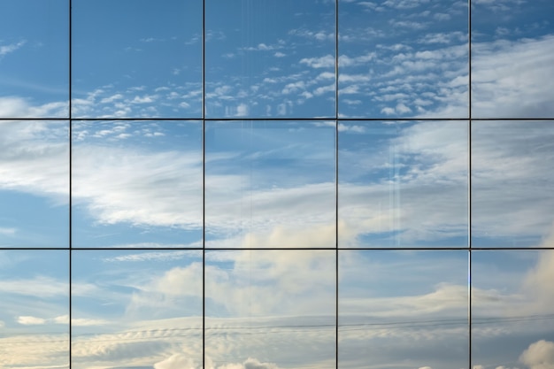 Reflexión del cielo en la ventana.