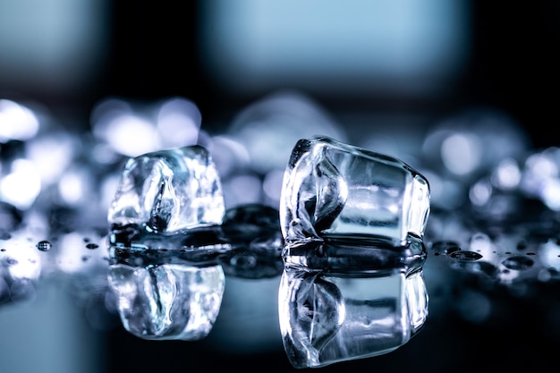 Reflexión de cubitos de hielo sobre fondo negro | Foto Premium