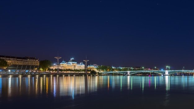 Reflexion der beleuchteten Lichter auf dem Fluss nachts