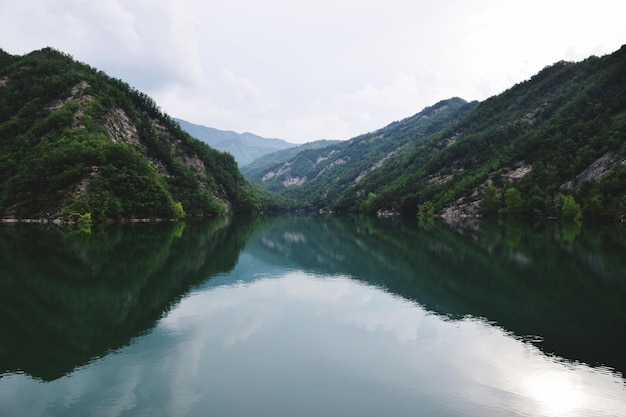 Reflexion der Berge auf einem ruhigen See gegen den Himmel