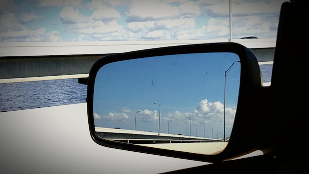 Foto reflexion der brücke gegen den himmel im seitenspiegel