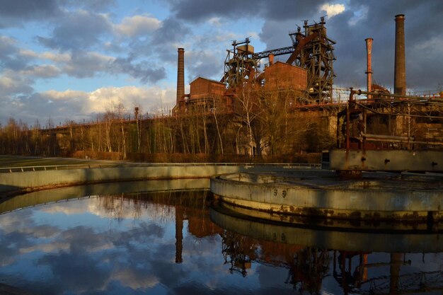 Reflexion der Fabrik im See gegen den Himmel