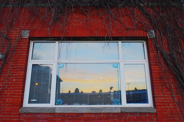 Foto reflexion der gebauten struktur auf dem fenster