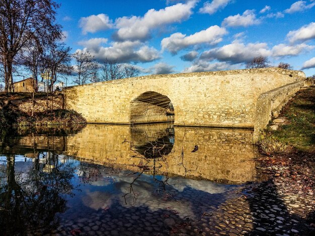 Foto reflexion der gewölbten brücke über dem see