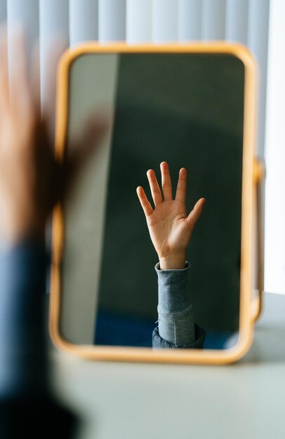 Foto reflexion der hand auf dem spiegel