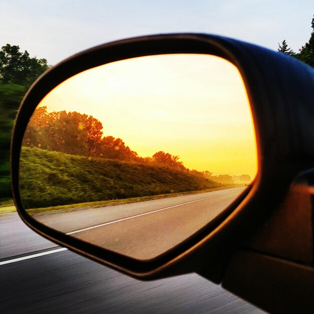 Foto reflexion der straße auf dem seitenspiegel des fahrzeugs