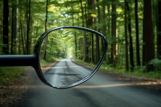 Foto reflexion der waldstraße im seitenspiegel