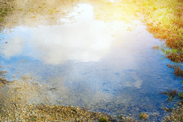 Reflexion der Wolken in der Pfütze