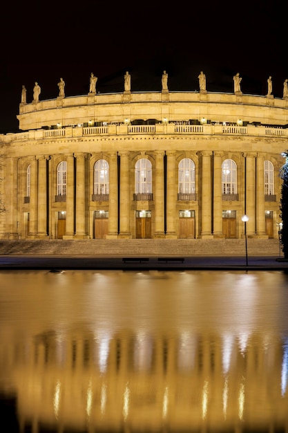 Reflexion des beleuchteten historischen Gebäudebacks in der Nacht