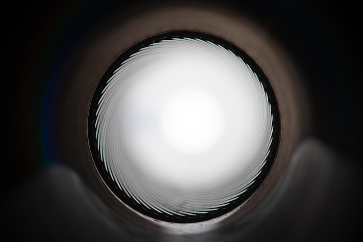Foto reflexion des beleuchteten lichts an der decke