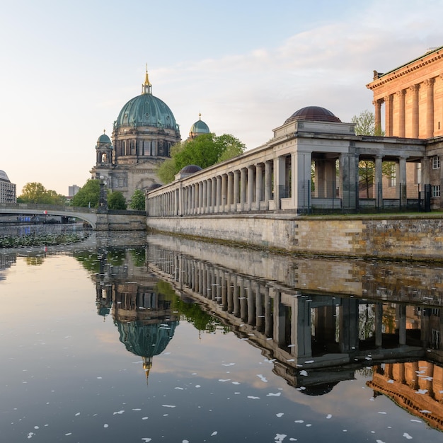 Reflexion des Berliner Doms durch den Spree River gegen den Himmel