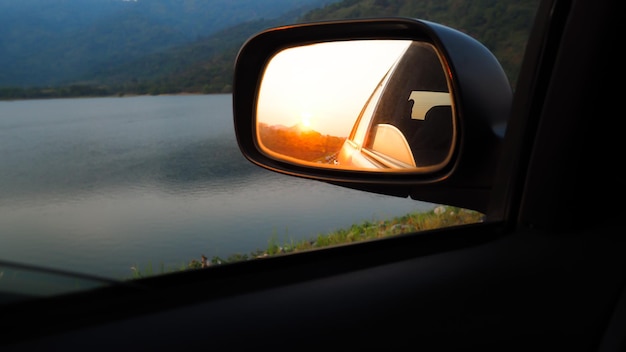 Reflexion des Fahrzeugs im Seitenspiegel