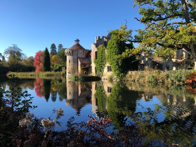 Foto reflexion des gebäudes auf dem see gegen den himmel