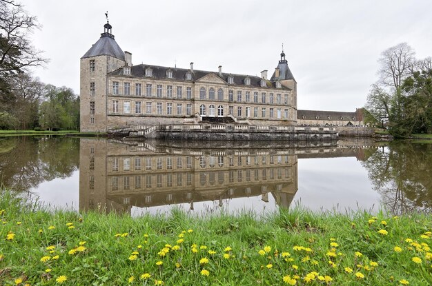 Foto reflexion des gebäudes im see gegen den himmel