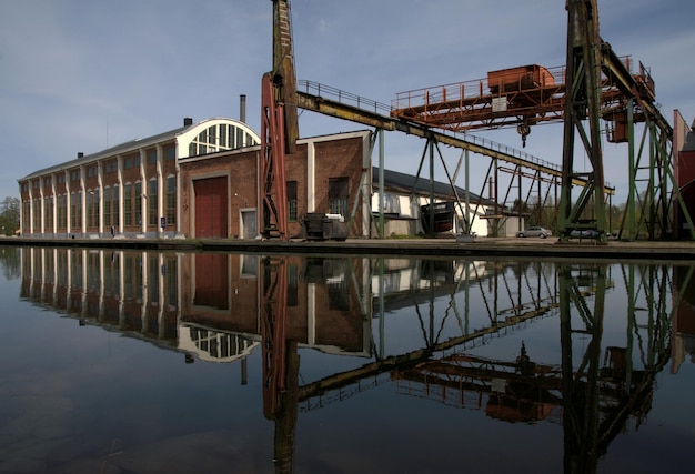 Foto reflexion des gebäudes im wasser