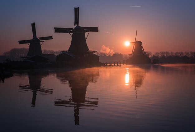 Foto reflexion des himmels auf dem wasser bei sonnenuntergang