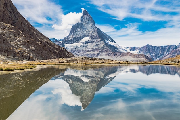 Reflexion des Matterhorn-Gipfels (auch bekannt als Cervino oder Cervin) am Riffelsee in der Schweiz.