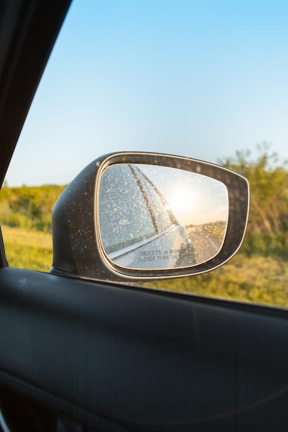 Reflexion des Sonnenuntergangs im Autospiegelkopierraum