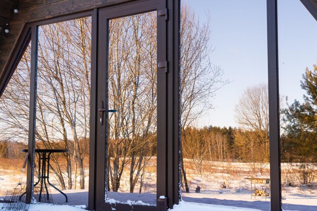 Reflexion des Waldes im Glas eines Fachwerkhauses im Dorf