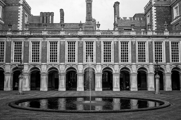 Reflexión del edificio en el agua