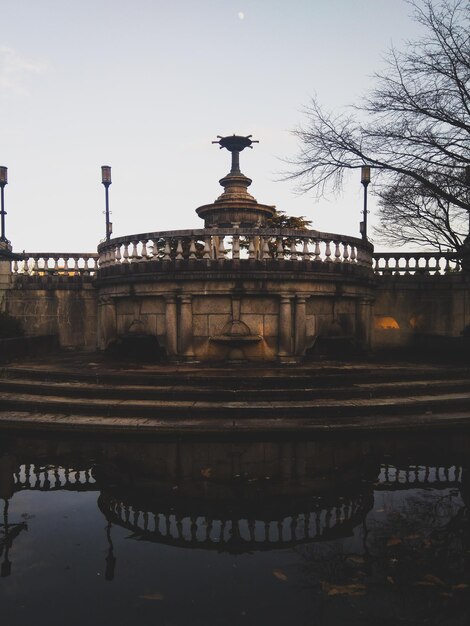 Foto reflexión del edificio en el lago