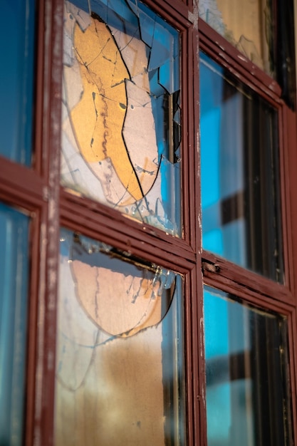 Foto reflexión del edificio en una ventana de vidrio