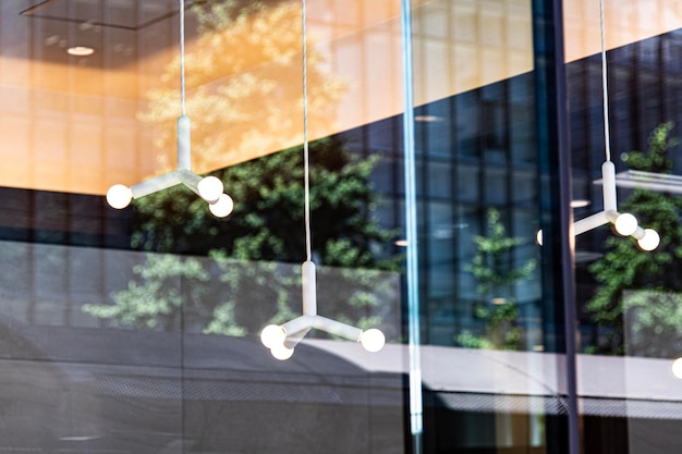 Reflexión del edificio en una ventana de vidrio