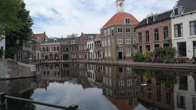 Reflexión de los edificios en el agua en la ciudad