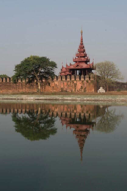 Foto reflexión de los edificios en el agua