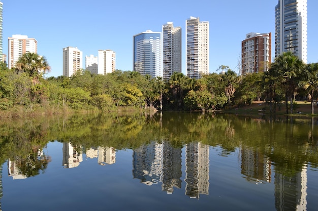 Foto reflexión de los edificios en el agua