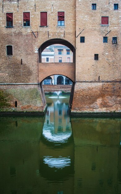 Reflexión de los edificios en el agua