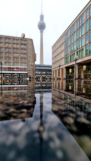 Foto reflexión de los edificios en el agua