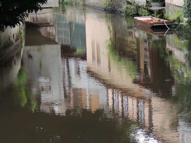 Foto reflexión de los edificios en el canal